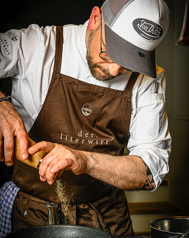 Walter Schmid im literwirt bei der Arbeit.